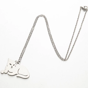 Collier à pendentif animal argenté minimaliste avec motif chat sur fond blanc épuré