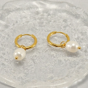 Élégantes boucles d'oreilles créoles dorées vintage avec perles blanches sur verre