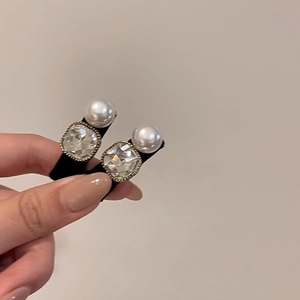 Paire de pinces à cheveux noires élégantes avec perles et strass sur cadre métal