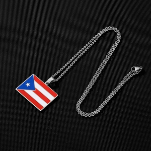Détail d'un collier pendentif drapeau Porto Rico avec émail rouge et bleu sur fond noir