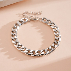 Detailweergave van een glanzende zilverkleurige schakelarmband met verlengketting