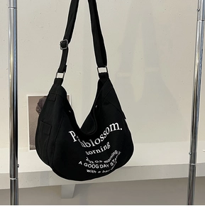 Détail du sac cabas en toile noire avec imprimé Blossom Morning et bandoulière réglable