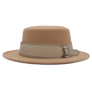 Dettaglio del cappello di lana cammello con cinturino in pelle beige e fibbia argento