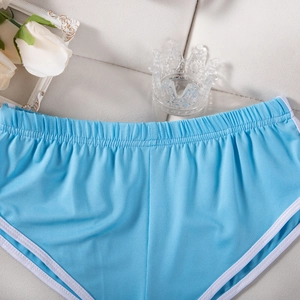 Detailansicht der himmelblauen Sportshorts mit weißen Paspeln und elastischem Kräuselbund