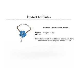 Détail du collier fleur en denim avec pendentif zircon, longueur totale de 44,1 cm