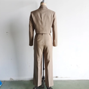 Vista posteriore del blazer corto kaki e dei pantaloni dritti a vita alta su manichino