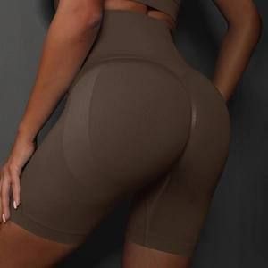 Gros plan sur le short de yoga sans couture marron foncé avec taille haute et effet push-up