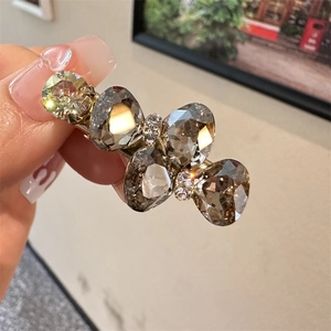 Gros plan sur la barrette à cheveux nœud en cristal champagne avec strass brillants