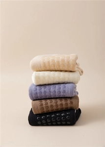 Détail de chaussettes de yoga empilées avec picots en silicone antidérapants sous le pied