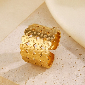Minimalistischer 4-lagiger Hammerschlag-Ring in Gold auf beigem Stein und Satin