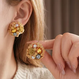 Boucles d'oreilles vintage dorées avec perles, cristaux et fleurs en tissu élégantes