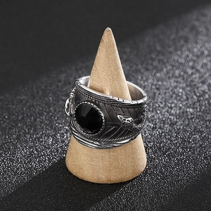 Anello punk in acciaio inossidabile con doppio serpente e cristallo nero in esposizione