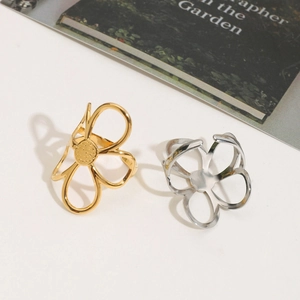 Détail de bagues fleurs évidées en or et argent avec anneau ajustable pour femme