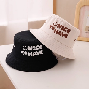 Chapeaux bobs pour enfants noir et beige avec broderie NICE et motif smiley