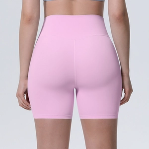 Détail du short de yoga rose à taille haute avec coutures en V pour un effet galbant