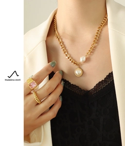 Close-up of a 18k gold plated chunky chain necklace with a freshwater pearl pendant