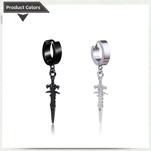 Detail von Gothic-Schwert-Ohrringen in Schwarz und Silber mit poliertem Finish