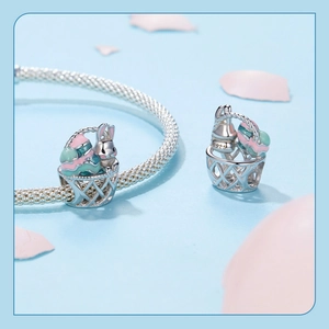 Vista macro dello charm cestino coniglio pasquale in argento S925 con smalto rosa