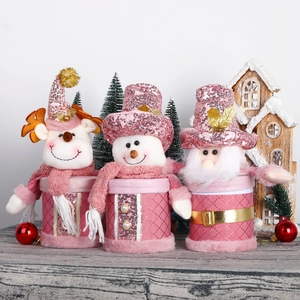 Tre scatole regalo natalizie rosa con motivi di renna, pupazzo di neve e Babbo Natale