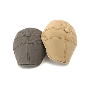 Vintage Baumwolle Baskenmützen in Grau und Khaki mit Nahtdetails auf weißem Hintergrund