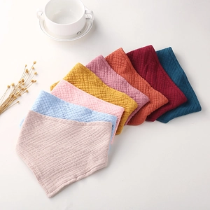 Lot de sept bavoirs bébé en mousseline de coton colorée avec texture gaufrée douce