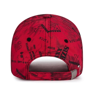 Casquette de baseball rouge avec graffitis noirs et boucle de réglage métallique