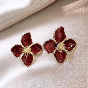 Boucles d'oreilles fleurs en émail rouge foncé avec bordure dorée sur tissu en soie