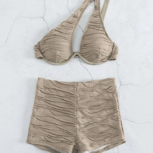 Bikini deux pièces froncé beige avec haut licou à armatures et culotte taille haute