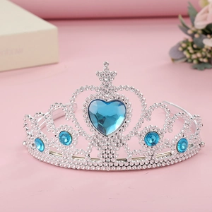 Détail d'une couronne de princesse argentée avec gemmes de cœur bleues et cristaux clairs