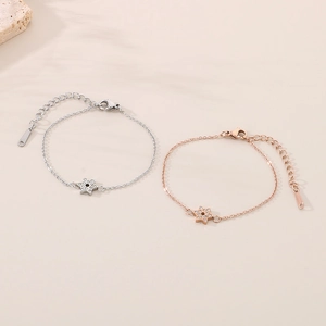 Détail des bracelets étoile hexagramme en argent et or rose sertis de zircons pavés