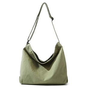 Borsa a tracolla minimalista in tela di cotone lavato verde con tracolla regolabile