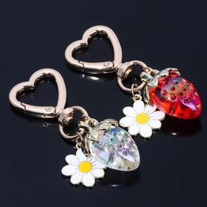 Kawaii Strawberry Daisy Flower Keychain Heart Shape Alloy Resin Bag Charm Pendant Jewelry For Women Girls