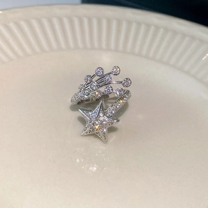 Dettaglio dell'anello vintage con stella e meteora con zirconi su base di ceramica