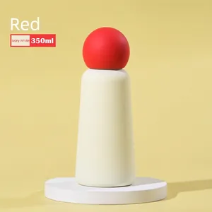 Vue détaillée d'une bouteille isotherme de 350ml blanc ivoire avec bouchon sphérique rouge