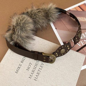 Ceinture vintage en cuir marron avec patchs en fausse fourrure et rivets