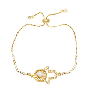 Elegante pulsera de mano de Fátima dorada con perla central y cierre ajustable táctil