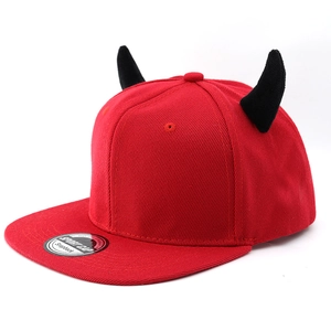 Casquette snapback rouge avec cornes de diable noires et visière plate sur fond blanc