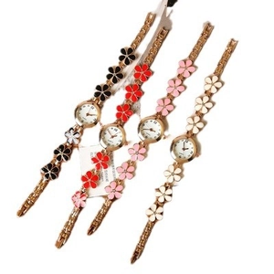 Chic women's clover bracelet quartz watch set in black red pink and beige colors