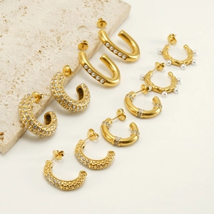 Set aus goldenen Edelstahl-Ohrringen mit Perlen und Kristall-Pavé auf Steinplatten