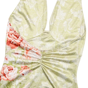 Détail du tissu à imprimé floral vert clair avec design froncé et motifs de roses