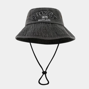 Dettaglio cappello alla pescatora grigio lavato con cordino antivento e stampa Ocean City