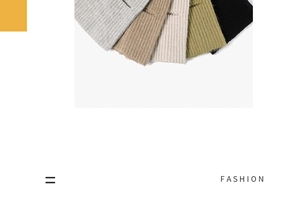 Disposizione a ventaglio di berretti in maglia in cinque diversi colori autunnali