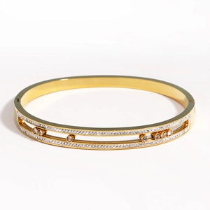 Détail du bracelet doré avec deux rangées de cristaux et diamants mobiles au centre