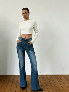 Jean évasé bleu rétro taille haute avec un haut court blanc à manches longues
