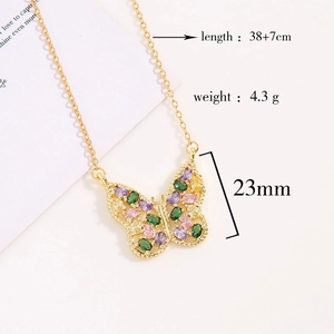Détail du pendentif papillon avec pierres précieuses colorées et chaîne de 38+7cm