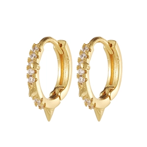 Detalle de pendientes de aro dorados con puntas y circonitas en micro pavé fino