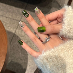 Handgefertigte waldgrüne Cat-Eye-Nägel zum Aufdrücken mit Perlen und Kristallen
