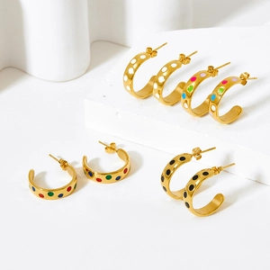 Boucles d'oreilles créoles dorées en C avec motifs à pois colorés peints à la main