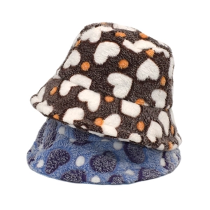 Détail de bobs en peluche douce avec motifs de cœurs colorés et texture chaude épaisse