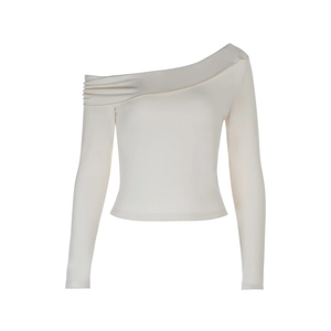 Détail du haut blanc crème à épaule dénudée avec col asymétrique et manches longues